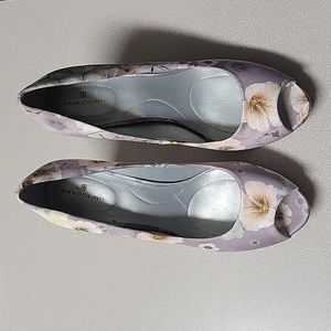 Bandolino peep toe heel. Size 8, Lavender and pink. Fun shoe for summer, used.